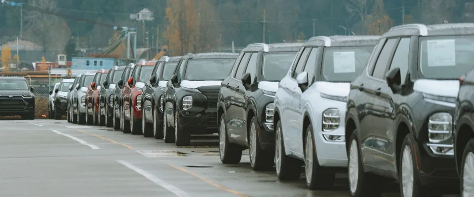 Rangee de voitures d occasion alignees sur le parking d une concession